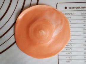 再用擀面棍擀圆，中间厚四周薄