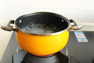 汤锅加水，烧开。