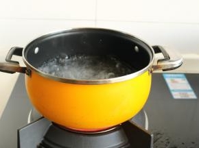 汤锅加水，烧开。