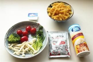 准备好所有材料和酱料。