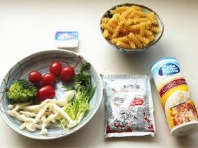 准备好所有材料和酱料。