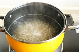 加一点点盐和油，下入意面，根据包装上提示的时间煮熟。