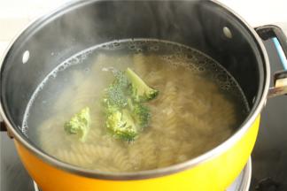 意面煮好的时候，把西兰花加进去烫一下。