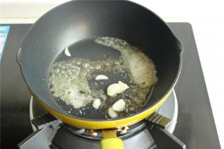 炒锅放入黄油，小火加热，黄油很快融化，下入蒜片爆香。