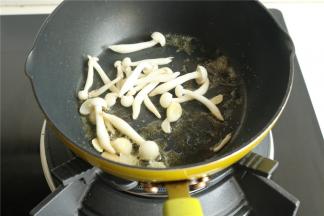 下入海鲜菇炒熟。
