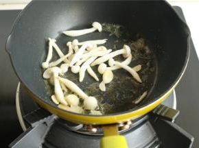 下入海鲜菇炒熟。