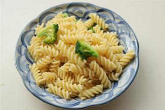 马上过凉水，沥干水分待用。