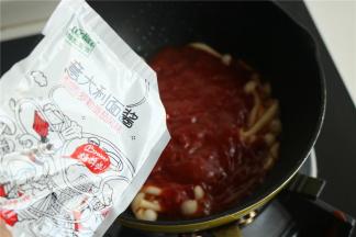 下入一包罗勒番茄意面酱。