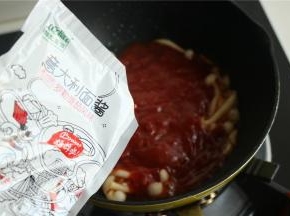 下入一包罗勒番茄意面酱。