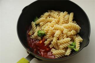 刚才煮好的螺旋意面，加入到酱料中。