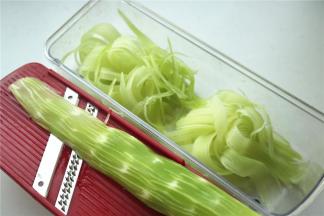 煮意面的时候，把青笋去皮，刨成细丝。