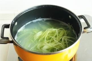 汤锅加水，烧开后下入青笋丝，水再烧开就关火。
