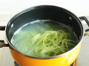 汤锅加水，烧开后下入青笋丝，水再烧开就关火。