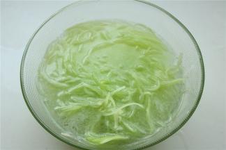 煮好的青笋丝捞出来，用冷水浸泡一下。