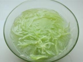煮好的青笋丝捞出来，用冷水浸泡一下。
