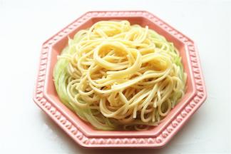 意面也沥干一下水分，放在青笋丝上面。