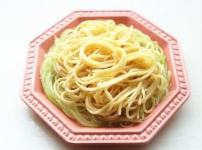 意面也沥干一下水分，放在青笋丝上面。