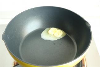 炒锅里放入适量黄油融化。