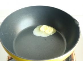 炒锅里放入适量黄油融化。
