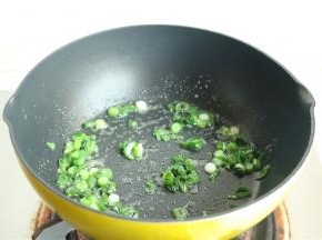 下入小葱爆香。