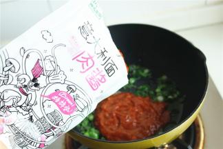 加入一袋酷客壹佰的意面肉酱。