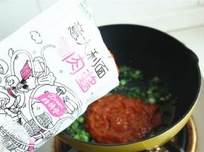 加入一袋酷客壹佰的意面肉酱。
