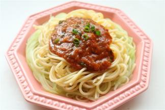 把炒好的肉酱浇在意面上。