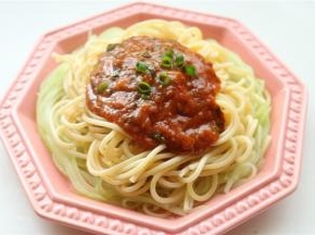 把炒好的肉酱浇在意面上。