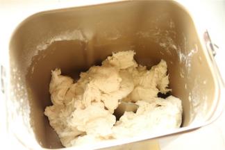 中种撕成小块放入面包机，黄油切小块室温软化。