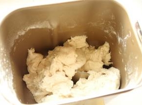 中种撕成小块放入面包机，黄油切小块室温软化。