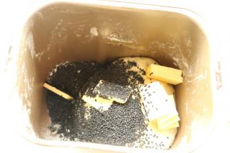 第一个程序结束，加入黄油和炒香的黑芝麻，再次开启面包机，揉一个15分钟的面团程序。