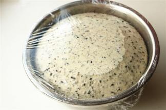 揉好的面团放进容器里，盖保鲜膜开始室温发酵至2.5倍大。