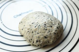 发酵好的面团，轻拍排气。