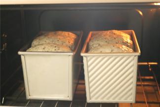 送入预热150度的烤箱，下层烤40分钟，烤5分钟后表层加盖锡纸避免上色过重。