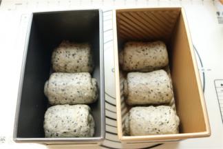 全部做好放入吐司模具里，开始二发。我是盖保鲜膜放在有阳光的地方发酵，很快就能发好，8、9分满就可以，刷完蛋液就满模了。