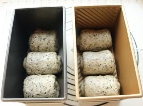 全部做好放入吐司模具里，开始二发。我是盖保鲜膜放在有阳光的地方发酵，很快就能发好，8、9分满就可以，刷完蛋液就满模了。