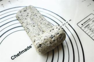 轻轻的卷起来成为一个卷。