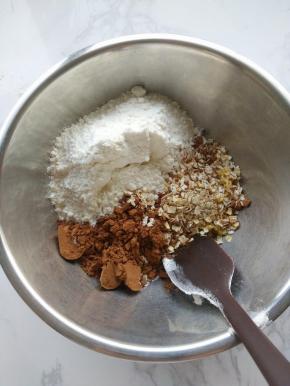 先制作挞皮。将黄油溶化，再把所有挞皮材料加入搅拌盆中。