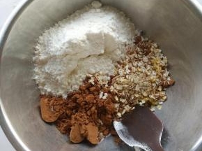 先制作挞皮。将黄油溶化，再把所有挞皮材料加入搅拌盆中。
