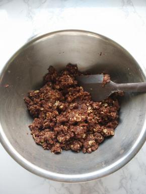 用刮刀把挞皮材料混合均匀。