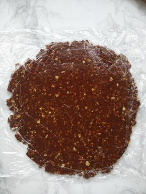 用手抓握成团，并放在两张保鲜膜中间，用擀面杖擀成比派盘大一些的圆形。