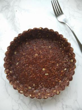 将挞皮小心地铺入派盘中，稍加整理，使边缘和底部贴合。再用叉子叉些小孔防止烤时鼓起，送入冰箱冷藏15分钟。