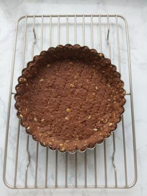 将挞皮送入预热好的烤箱，中层上下火180度烘烤15分钟左右，取出晾凉。