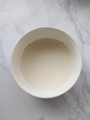 泡好的吉利丁片沥干水分，隔水加热至完全溶化，再加入淡椰浆，搅拌均匀。