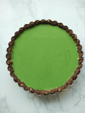 将步骤7的椰浆倒入抹茶酸奶中，搅	拌均匀。过筛后倒入挞中，送入冰箱冷藏至少3小时。