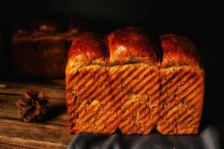 烤好的吐司马上脱模，晾到手心温度后装保鲜袋室温保存，两天内吃不完就放冷冻保存。