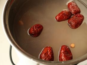 全部洗干净，除了枸杞外，其余的食材都放入锅里，加入2.5升水。