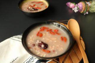 因为加了红豆，汤看着粉粉的，口感也糯，但吃到燕麦的时候，又是滑滑的有嚼头。