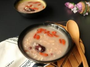 因为加了红豆，汤看着粉粉的，口感也糯，但吃到燕麦的时候，又是滑滑的有嚼头。