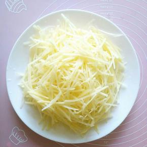 土豆切丝，泡10分钟，冲水3-4遍。